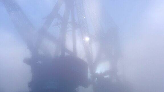 海上船只在雾中的特写