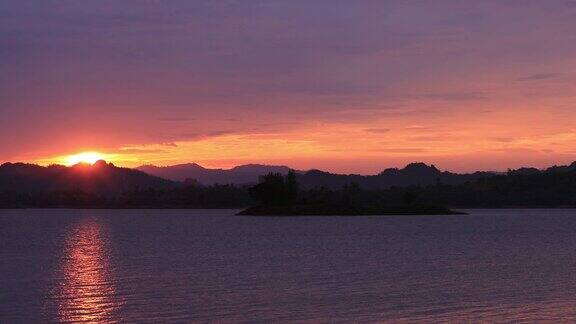 日落在湖