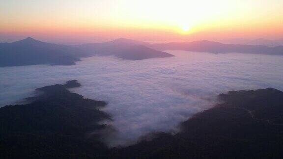 在清晨日出时在云中飞翔美妙的早晨日出自然景观