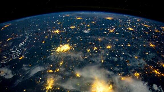 飞越地球表面的飞行从空间站拍摄北极光和地狱之星