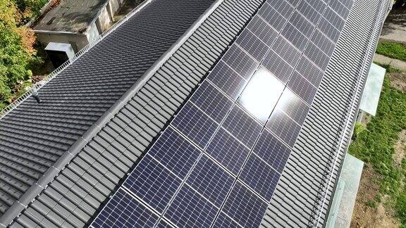 住宅建筑光伏太阳能电池板-鸟瞰图
