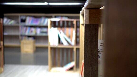 图书馆里有很多书和书柜把焦点放在前景的书架上