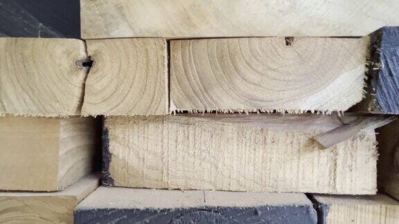 木头堆在锯木厂里工厂的架子上堆满了木材