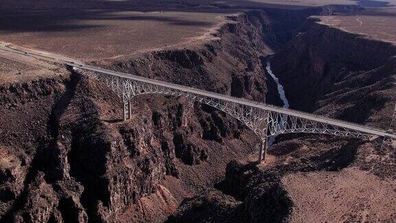 大峡谷大桥靠近陶斯NM