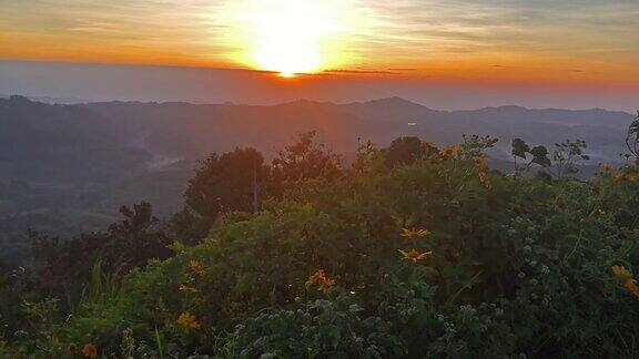 美丽的日落或日出在山上