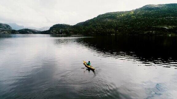 鸟瞰图的女人皮划艇上的湖在山上