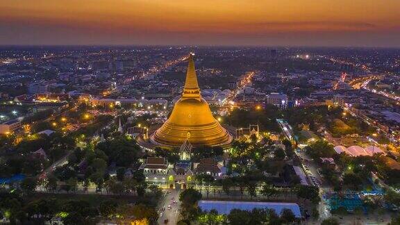佛塔位于泰国那空帕翁镇中心的佛塔拉查沃拉玛哈寺