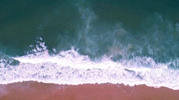 无人机从上到下拍摄到热带海水与海浪撞击海滩的鸟瞰图