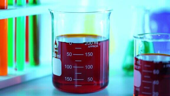 带彩色液体的实验室玻璃器皿