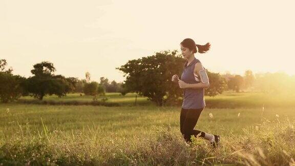 活跃的亚洲妇女在早晨的乡村小道上跑步健康的生活方式