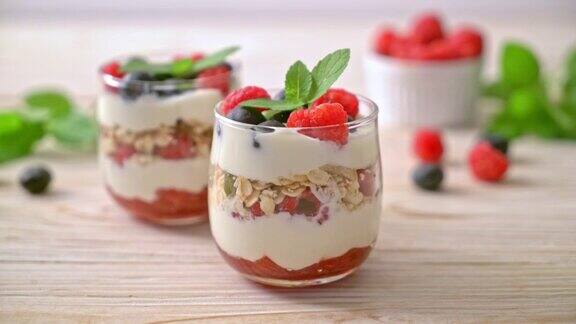 自制覆盆子和蓝莓配酸奶和格兰诺拉麦片健康的食品风格