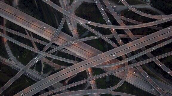 鸟瞰图的复杂天桥和繁忙的交通在黄昏