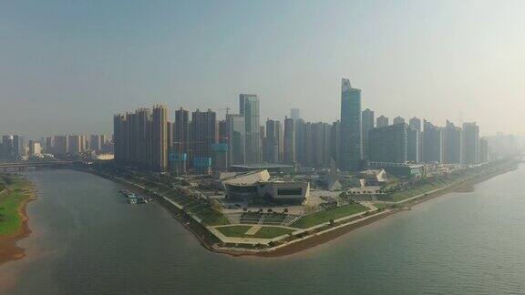 飞越长沙市博物馆著名的滨江公园广场航拍全景4k中国