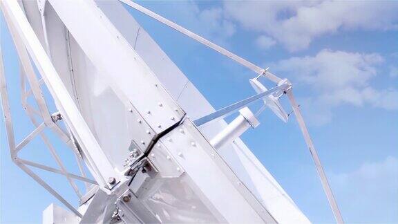 卫星天线对着蓝天电视台屋顶上的卫星天线关闭了多利拍摄4K分辨率