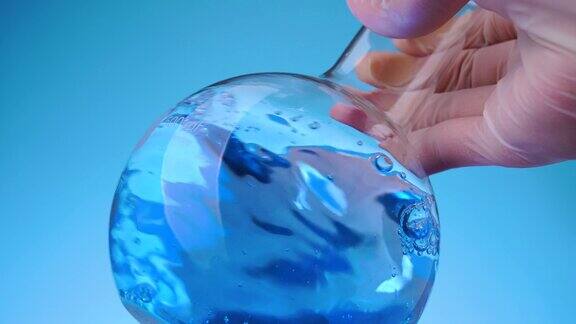 用蓝色液体摇动圆底烧瓶