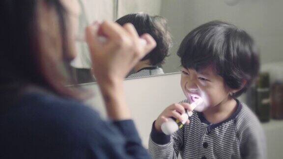 妈妈在浴室里给儿子刷牙