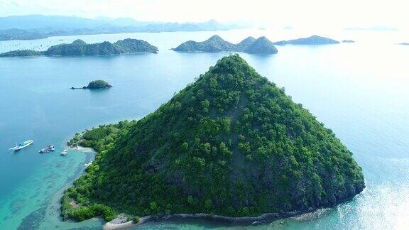 空中拍摄的绿色的热带丘陵岛屿碧蓝的海水