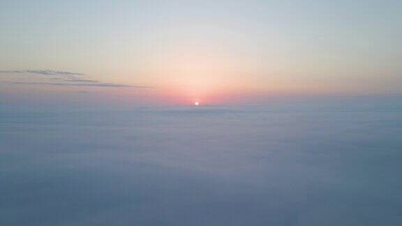 高空鸟瞰图密集而蓬松的积云在傍晚飞行从飞机窗口看到的令人惊叹的日落