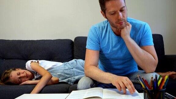 爸爸和女儿一起做作业他读了一本书但他的女儿不感兴趣