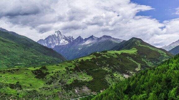 四女山在夏天是绿色的