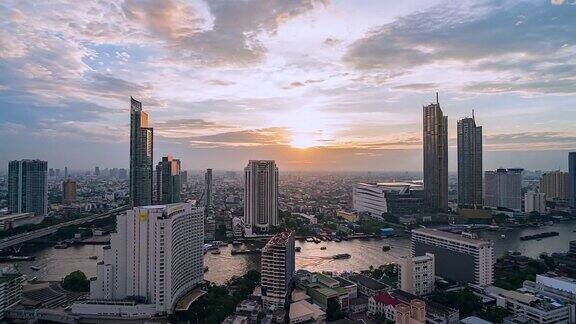 4K时间流逝曼谷和曼谷市中心的摩天大楼在泰国曼谷湄南河