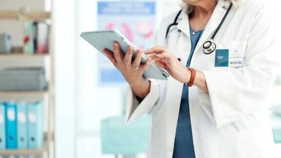 在医院里为诊断或治疗做研究的女医生的平板、手和特写数字技术、医疗保健和医务工作者在诊所为远程医疗进行在线咨询