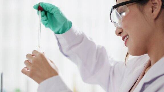 亚洲女性科学家在实验室、显微镜测试和研究中工作