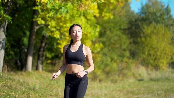 年轻女性在森林慢跑