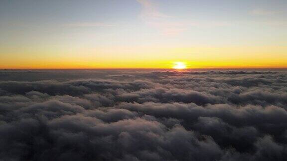 从高空飞机窗口鸟瞰浓密蓬松的积云在傍晚飞行
