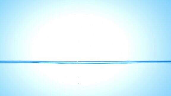 蓝色的水滴落在蓝色的液体表面形成涟漪