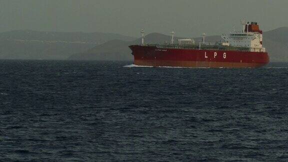 达达尼尔海峡的一艘油轮