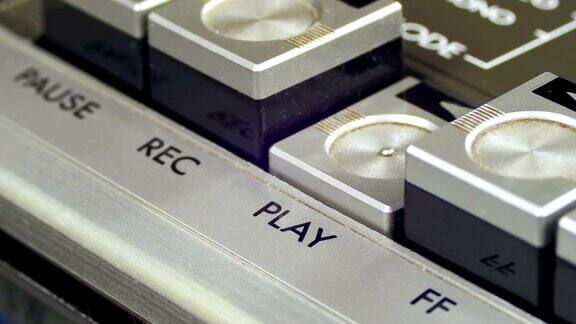 在老式磁带录音机上按播放键
