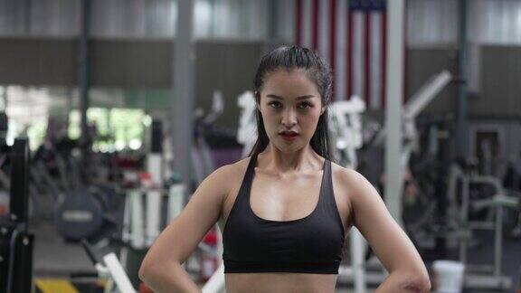 女运动员在健身房锻炼身体举重
