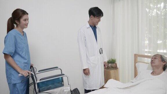 医生和护理护士在家里的床上检查亚洲老年男性健康的场景家庭保健