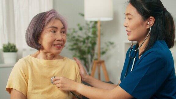 女医生在家访时检查老祖母专业医生在检查预约时使用听诊器检查和听心跳