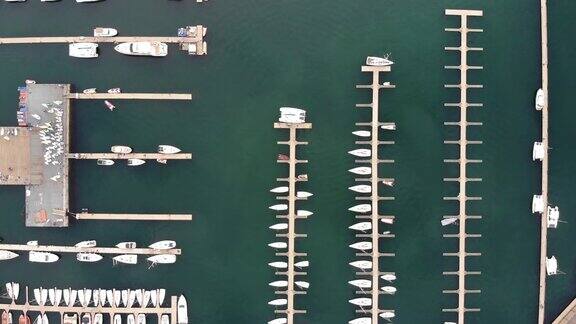 俯瞰港口内停泊的船只