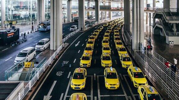 TU繁忙的黄色出租车排队在机场出口