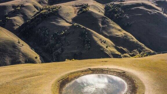 草原上的湖水像眼睛一样圆