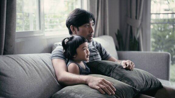 爸爸和儿子看电视放松时间