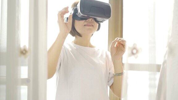在家使用虚拟现实头盔的女人