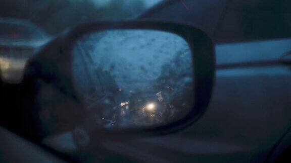 堵车时车的后视镜在下雨