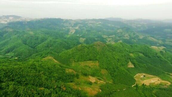 鸟瞰图农业与农村景观与雾山