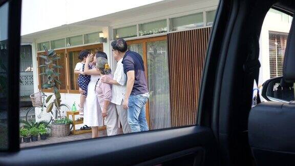 4K亚洲父母带着可爱的孩子去看望祖父母