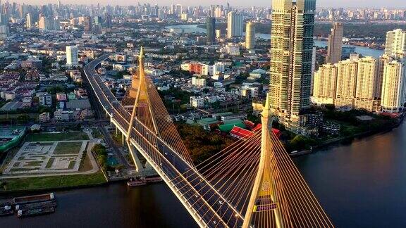 4K鸟瞰图横跨湄南河的普密蓬大桥