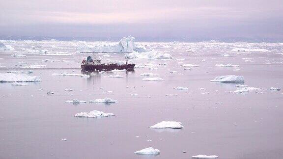 在北冰洋冰川之间航行的商船