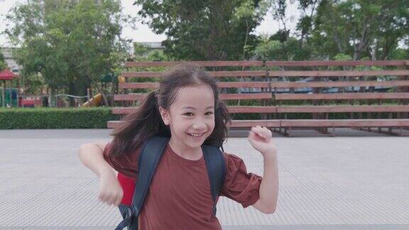 脸聚焦4K可爱的亚洲女孩谁是快乐地跑在学校操场上玩追逐和捕捉显示户外活动的童年在夏天的快乐和乐趣