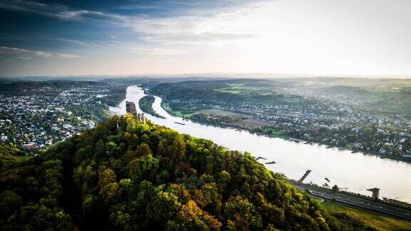 空中拍摄的德拉肯费尔斯城堡和莱茵河德国