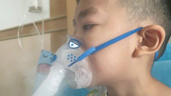 一名儿童正在接受哮喘吸入器治疗