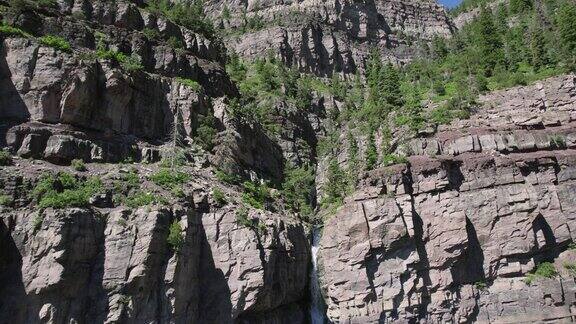 科罗拉多州瀑布瀑布的无人机静态视图