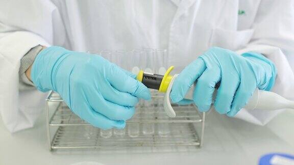 实验室在线化学实验教学的科学家穿着实验服和手套教育与科技、社会距离概念调整微管刻度量